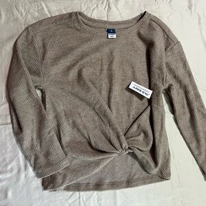 NWT. Girls Old Navy knot shirt. Size M (8)